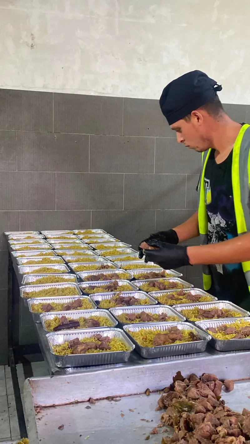 Gazze'de yemek kapları dolduruluyor