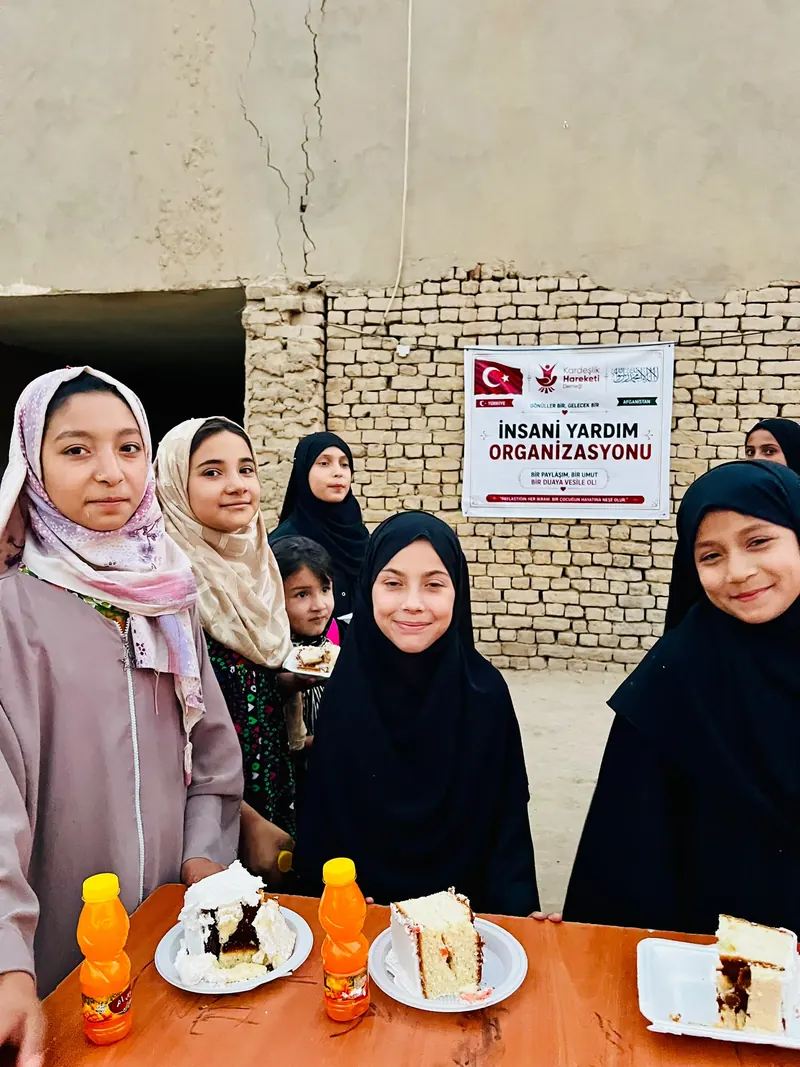 Yetimlere pasta ikramı, Afganistan