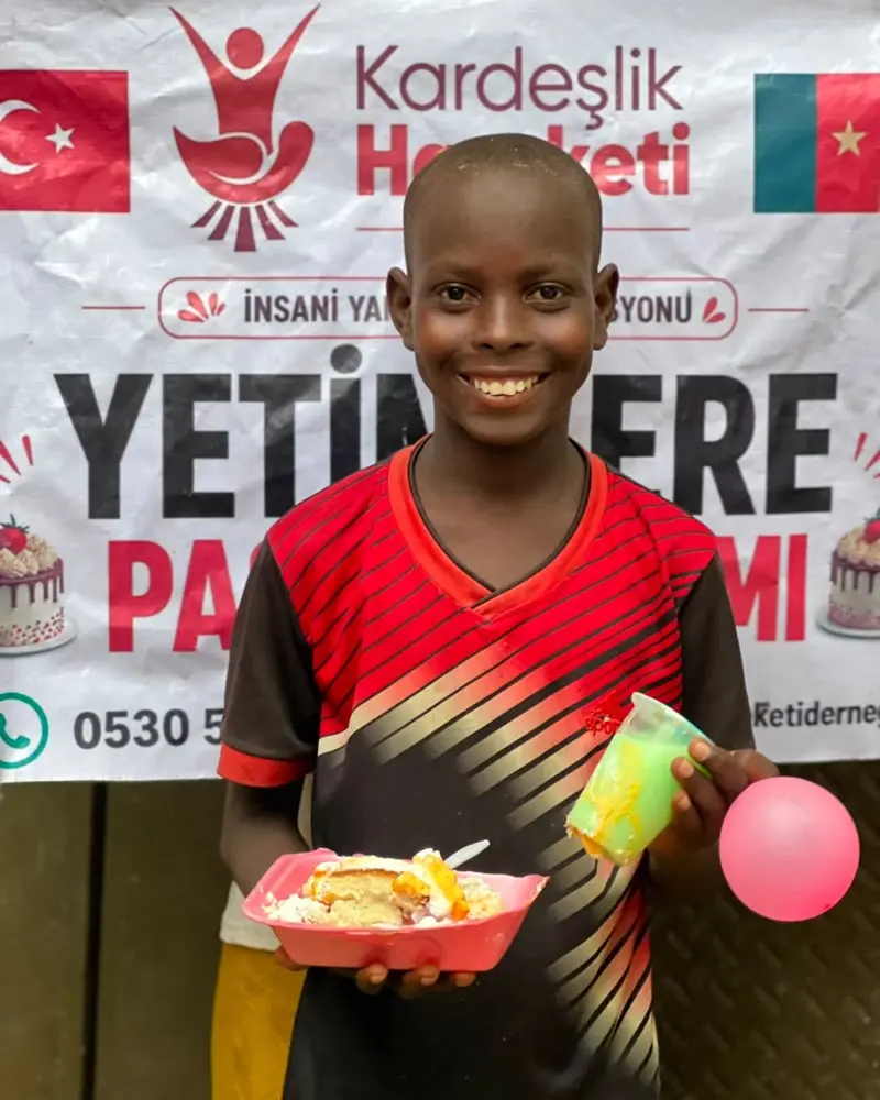 Yetimlere pasta ikramında bir çocuk